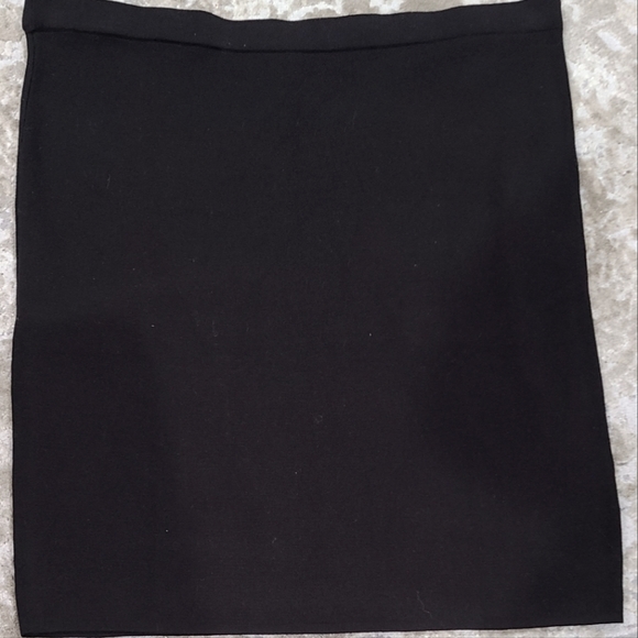 (NWT) BLACK KNIT KNEE LENGTH SKIRT - Picture 1 of 3
